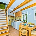 Charming Stone House 赫瓦尔