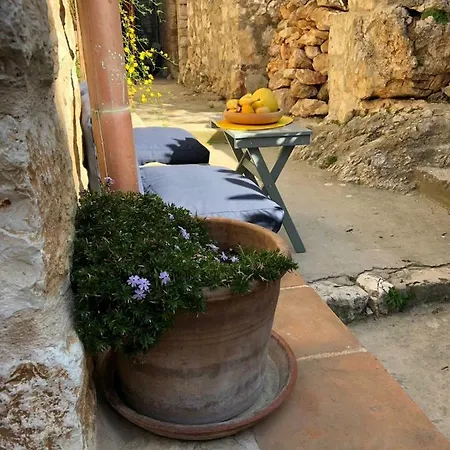 Charming Stone House Χβαρ