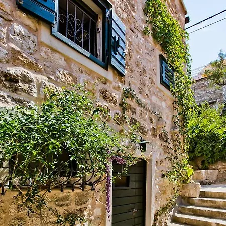 Central Charming Stone House * 흐바르